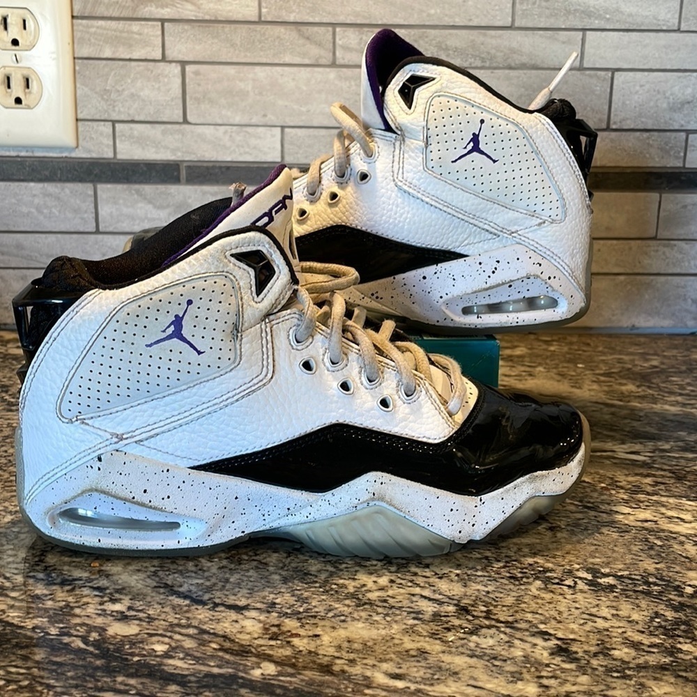 EC Jordan B'Loyal Boys' Basketball Shoes Size 4Y Black/White/Purple